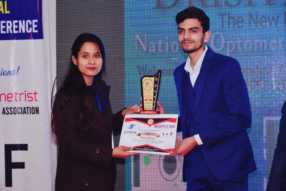 Dr. Puneet, award at ophthalmic conference